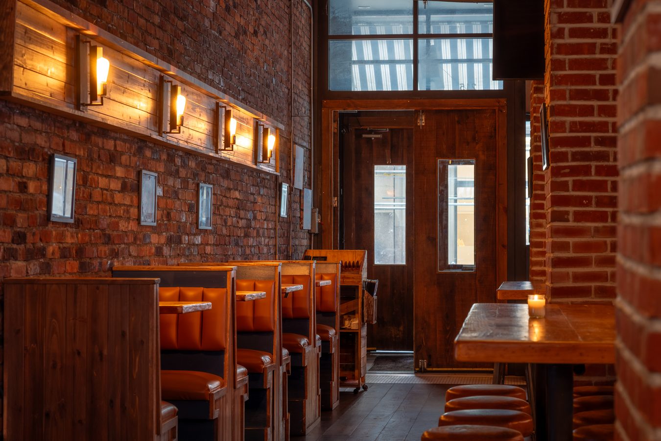Entrance corridor and booth seating at Printers Alley
